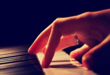 欧冠比赛场面一览无余，球员表现引人瞩目